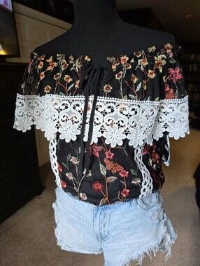 La Reyna Black Floral Embroidered Off-the-Shoulder Lace Blouse Large NWT